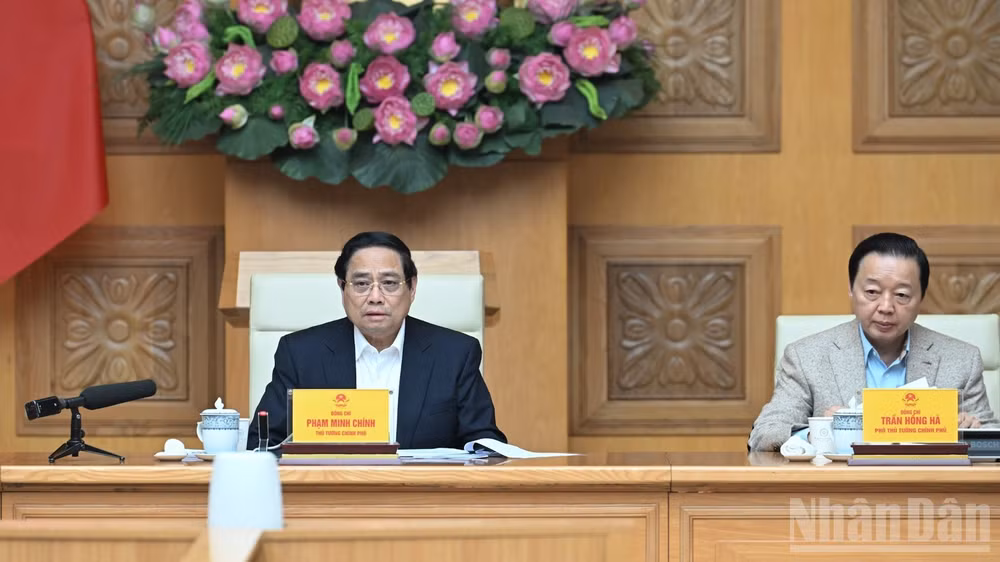 Thủ tướng Chính phủ Phạm Minh Chính chủ trì cuộc họp bàn giải pháp đẩy nhanh tiến độ triển khai "Chiến dịch Quang Trung" thần tốc xây dựng, sửa chữa nhà ở cho nhân dân. (Ảnh: Trần Hải)