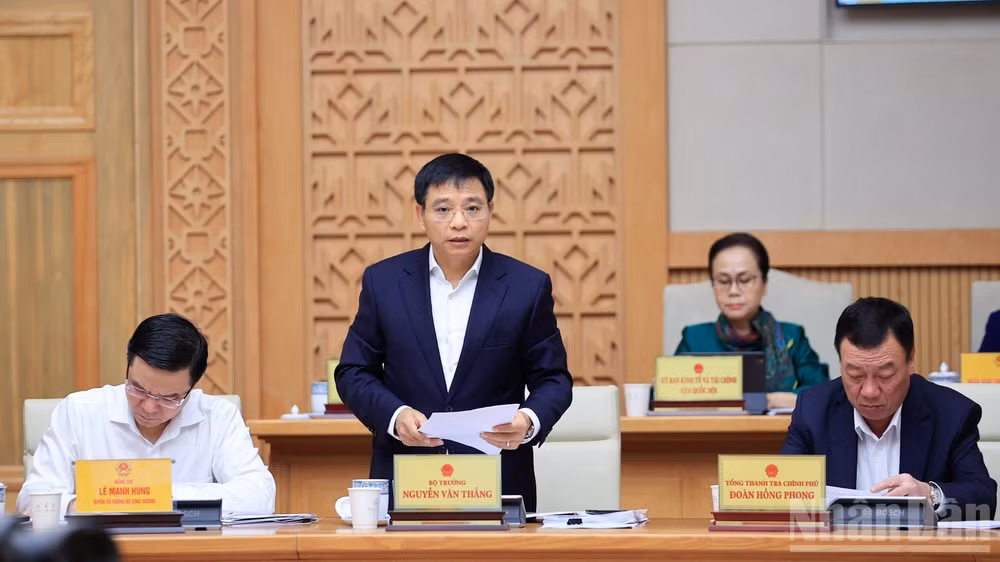 Bộ trưởng Tài chính Nguyễn Văn Thắng báo cáo tại phiên họp. (Ảnh: TRẦN HẢI)