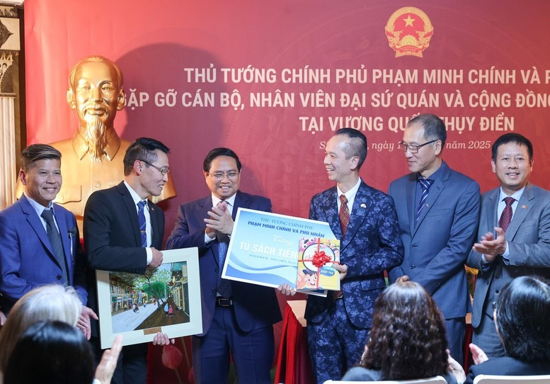 Thủ tướng Phạm Minh Chính và Phu nhân tặng Tủ sách tiếng Việt cho cộng đồng người Việt Nam tại Thụy Điển. (Ảnh: VGP/Nhật Bắc) bc5.jpg