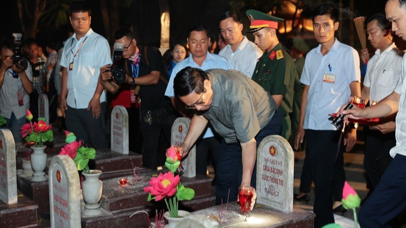 Thủ tướng Phạm Minh Chính thắp nến tri ân tại các phần mộ liệt sĩ (Ảnh: Nhật Bắc/VGP). d2-9732-858-6160.jpg