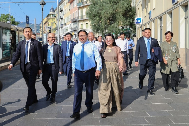 Thủ tướng Chính phủ Phạm Minh Chính và Phu nhân thăm phố cổ ở Nice. (Ảnh: VGP/Nhật Bắc) a5.jpg
