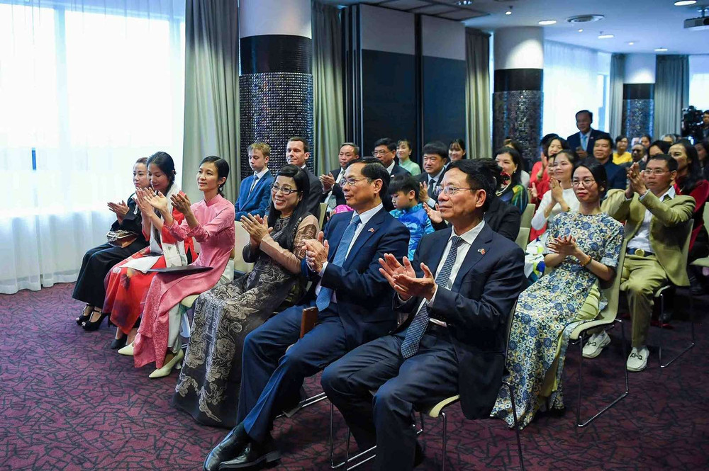 Các đại biểu, bà con cộng đồng người Việt Nam tham dự buổi gặp gỡ. (Ảnh: NGUYỄN HỒNG) a5.jpg