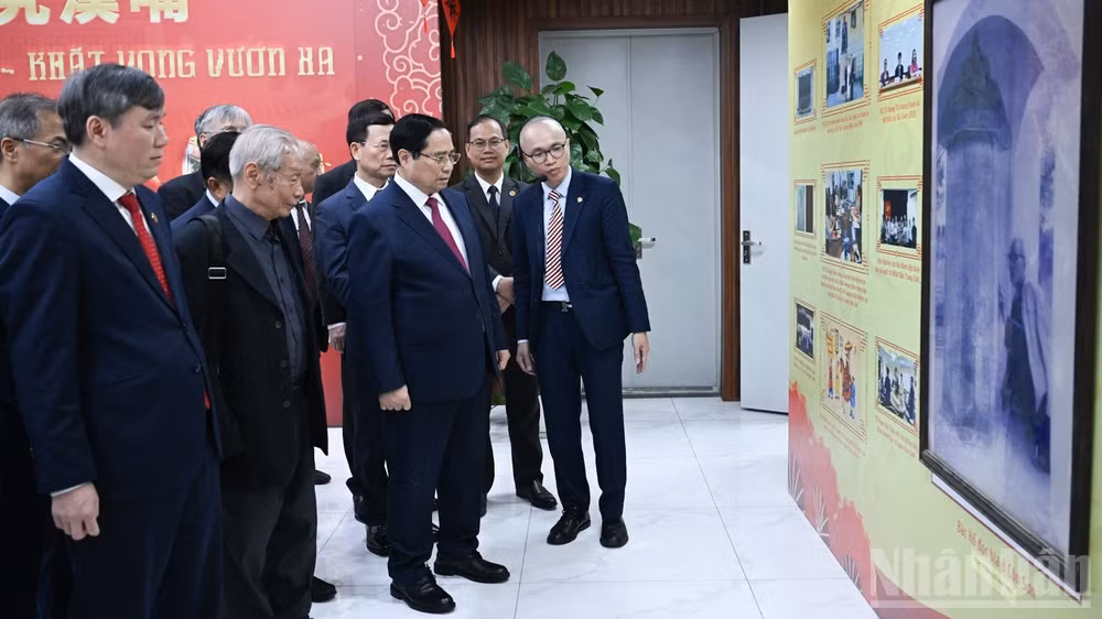 Thủ tướng Phạm Minh Chính nghe giới thiệu về quá trình phát triển của Viện Hàn lâm Khoa học xã hội Việt Nam. (Ảnh: TRẦN HẢI)