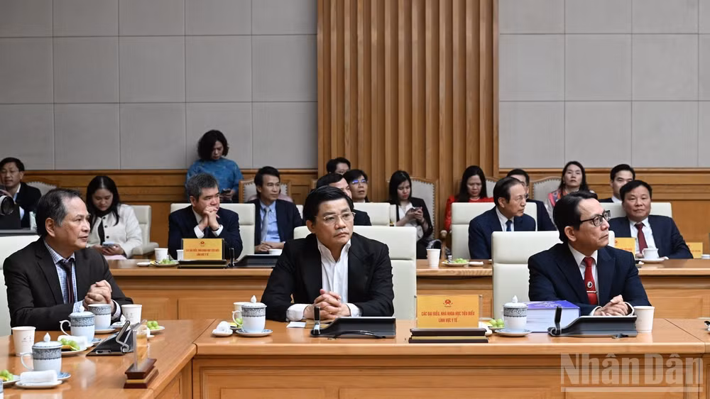 Đại diện các nhà khoa học tiêu biểu lĩnh vực y tế tham dự cuộc gặp mặt. (Ảnh: TRẦN HẢI)