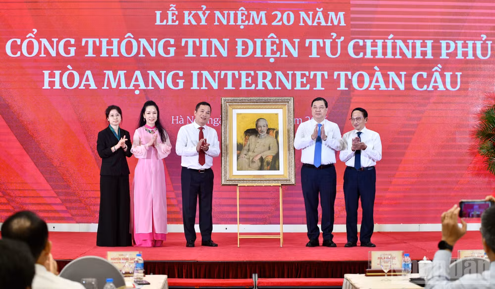 Phó Thủ tướng Thường trực Chính phủ Phạm Gia Túc trao quà lưu niệm tặng Cổng Thông tin điện tử Chính phủ. (Ảnh: THANH GIANG)