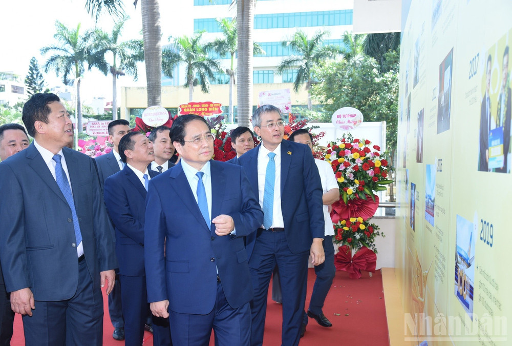 Thủ tướng Phạm Minh Chính xem triển lãm ảnh những mốc son phát triển của Vietnam Airlines. (Ảnh: TRẦN HẢI) ndo_br_a4.jpg