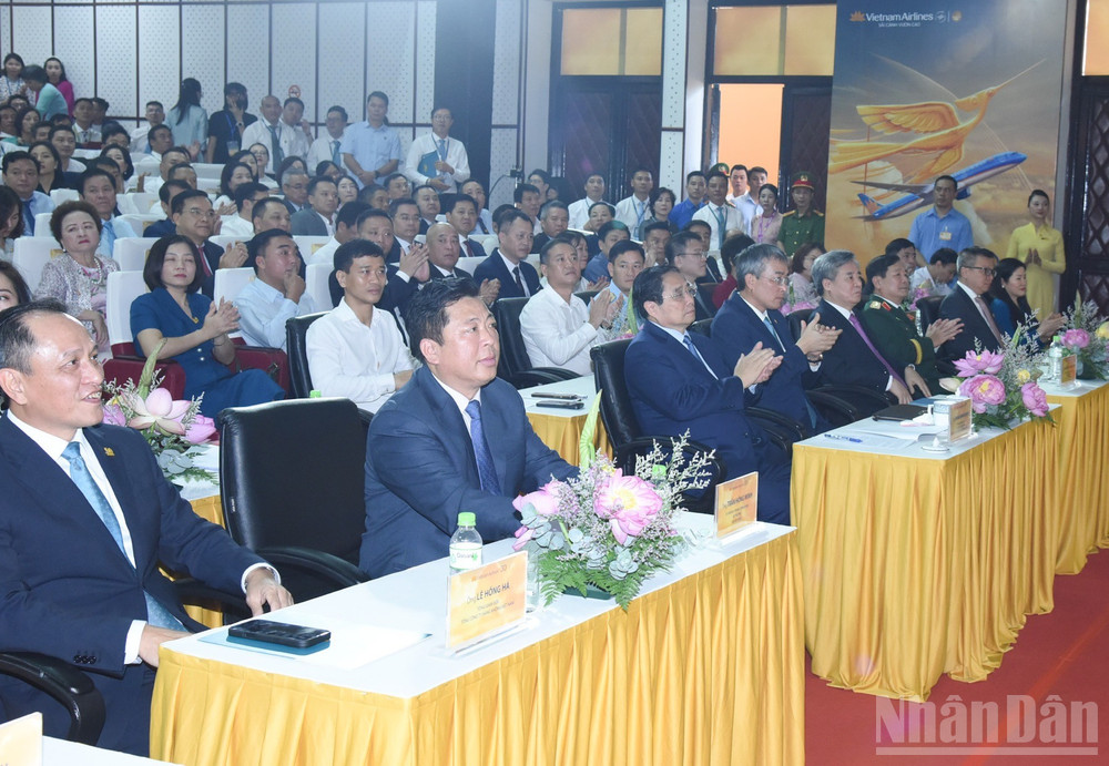 Thủ tướng Phạm Minh Chính, các đồng chí lãnh đạo, đại biểu tham dự lễ kỷ niệm. (Ảnh: TRẦN HẢI) ndo_br_a5.jpg