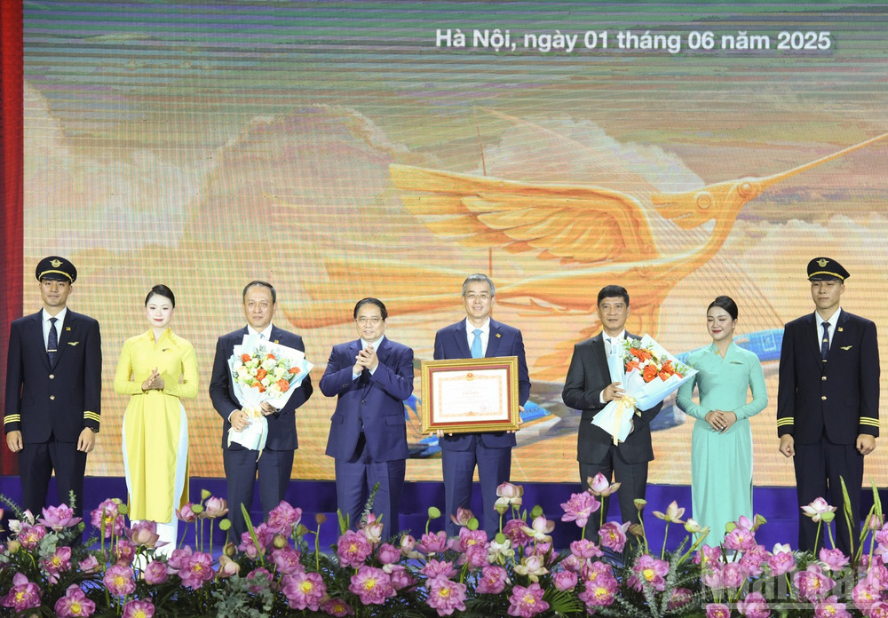 Thủ tướng Phạm Minh Chính trao Bằng khen của Thủ tướng Chính phủ tặng Vietnam Airlines. (Ảnh: TRẦN HẢI) ndo_br_a8.jpg