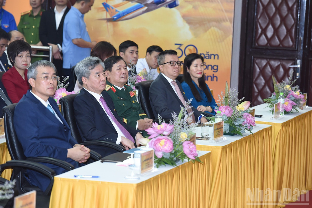 Các đồng chí lãnh đạo, đại biểu tham dự lễ kỷ niệm. (Ảnh: TRẦN HẢI) ndo_br_a10.jpg
