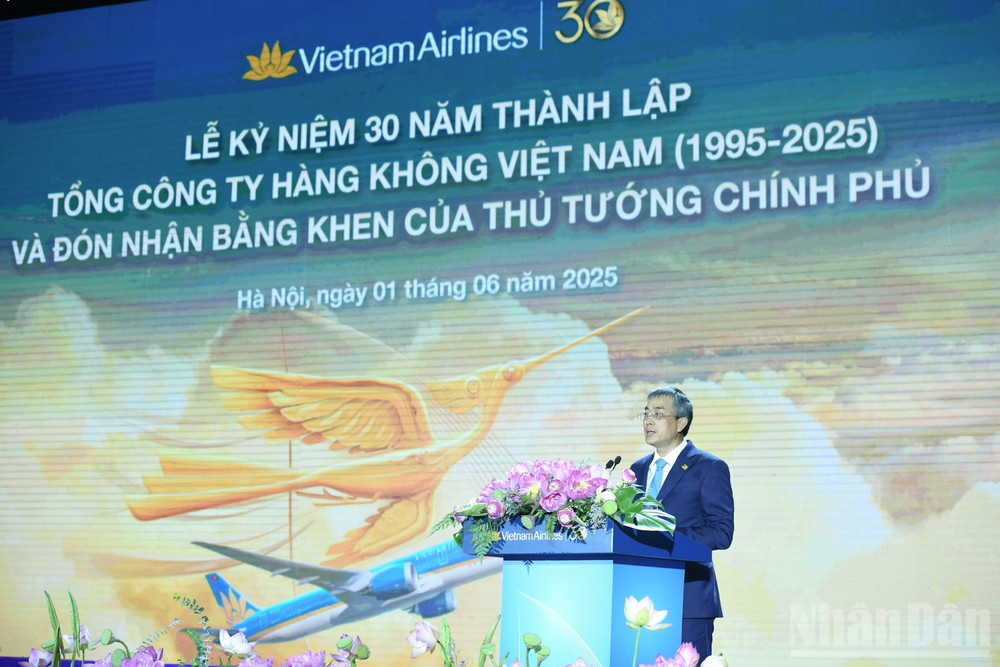 Chủ tịch Hội đồng quản trị Vietnam Airlines Đặng Ngọc Hoà phát biểu ý kiến tại lễ kỷ niệm. (Ảnh: TRẦN HẢI) ndo_br_a6.jpg