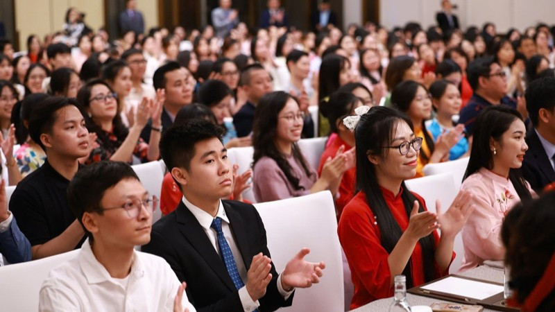 Bà con cộng đồng người Việt Nam tại Trung Quốc tham dự buổi gặp gỡ với Thủ tướng Chính phủ. (Ảnh: Nhật Bắc/VGP) b3-631.jpg