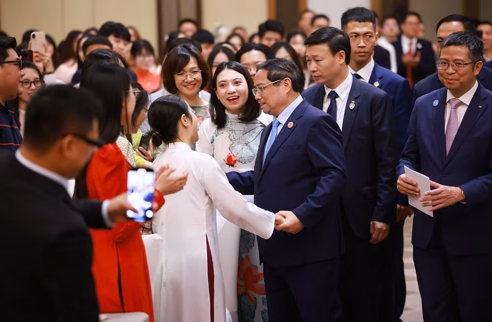 Thủ tướng Phạm Minh Chính với bà con cộng đồng người Việt Nam tại Trung Quốc. (Ảnh: Nhật Bắc/VGP)