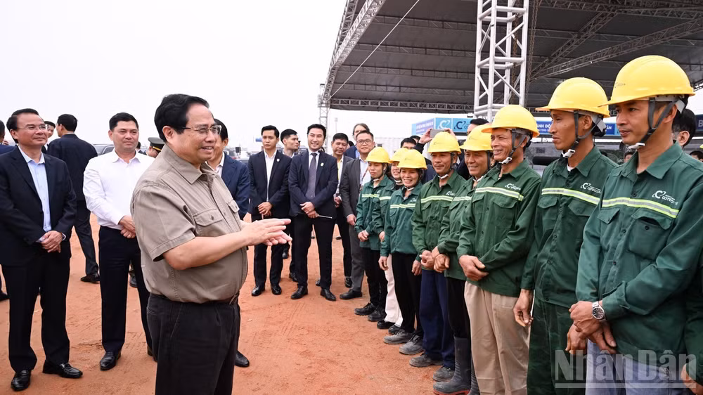 Thủ tướng Phạm Minh Chính ân cần hỏi thăm, tìm hiểu, chỉ đạo về tiến độ thi công tại công trường xây dựng Cảng hàng không quốc tế Gia Bình. (Ảnh: Trần Hải)