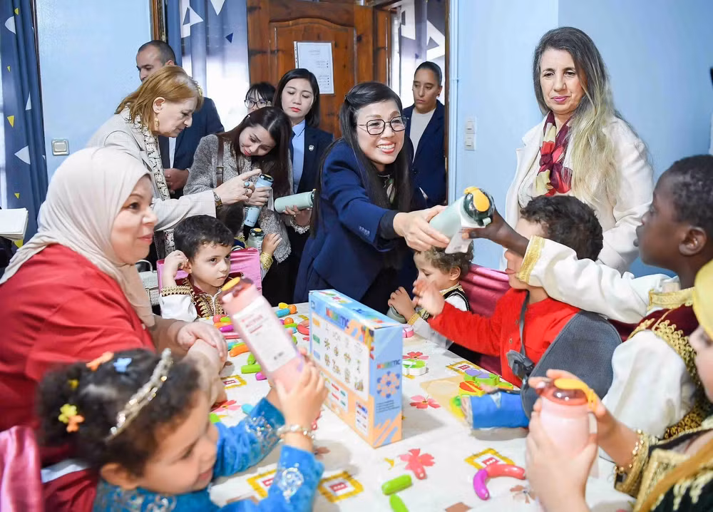 Phu nhân Lê Thị Bích Trân tặng quà cho các em nhỏ có hoàn cảnh đặc biệt tại tại Trung tâm Bảo vệ trẻ em El Biar. (Ảnh: NGUYỄN HỒNG)