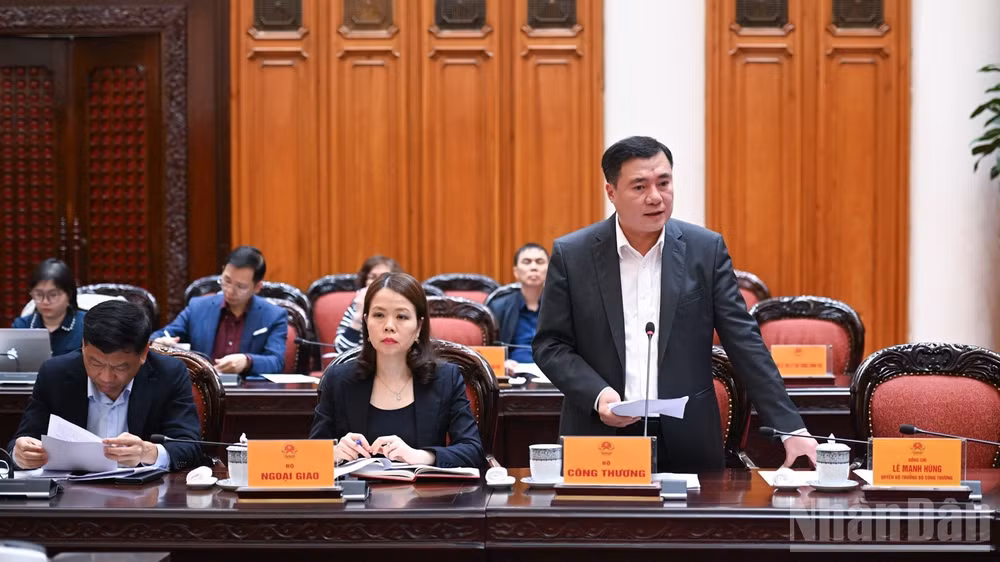 Lãnh đạo Bộ Công thương báo cáo tại cuộc họp. (Ảnh: TRẦN HẢI)