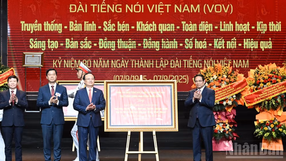 Thủ tướng Phạm Minh Chính tặng Đài Tiếng nói Việt Nam 28 chữ: Truyền thống - Bản lĩnh - Sắc bén - Khách quan - Toàn diện - Linh hoạt - Kịp thời - Sáng tạo - Bản sắc - Đồng thuận - Đồng hành - Số hóa - Kết nối - Hiệu quả. (Ảnh: TRẦN HẢI)