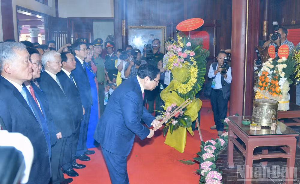 Thủ tướng Phạm Minh Chính thành kính dâng hương tưởng nhớ cố Thủ tướng Phạm Văn Đồng. (Ảnh: Thanh Giang)