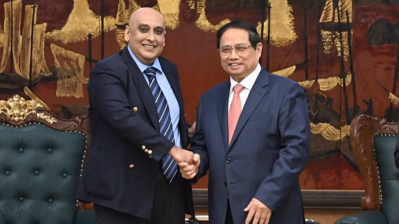 Thủ tướng Chính phủ Phạm Minh Chính và ông Ali Ijaz Ahmad, Chủ tịch kiêm Tổng Giám đốc Makara Capital Partner. (Ảnh: TRẦN HẢI)