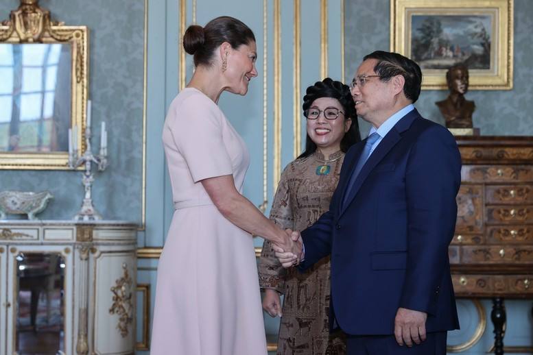 Công chúa kế vị Victoria vui mừng chào đón Thủ tướng Phạm Minh Chính và Phu nhân cùng Đoàn đại biểu cấp cao Việt Nam thăm chính thức Vương quốc Thụy Điển. (Ảnh: VGP/NHẬT BẮC) cong1.jpg