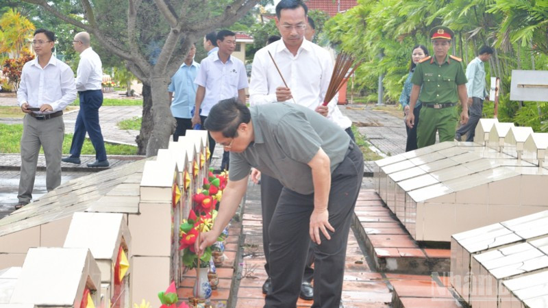 Thủ tướng Phạm Minh Chính thắp hương tại các phần mộ liệt sĩ trong Nghĩa trang liệt sĩ tỉnh An Giang. (Ảnh; Thanh Giang) ndo_br_c3-8870.jpg