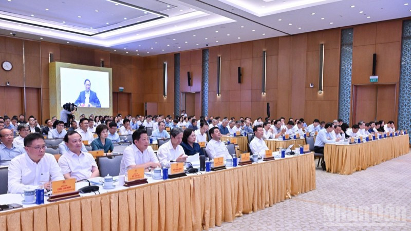 Các đồng chí lãnh đạo, đại biểu tham dự phiên họp. (Ảnh: Trần Hải) Các đồng chí lãnh đạo, đại biểu tham dự phiên họp. (Ảnh: Trần Hải)