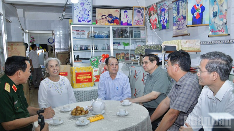 Thủ tướng Phạm Minh Chính thăm gia đình bác Phạm Phong Hải. (Ảnh: Thanh Giang) ndo_br_d2-8928.jpg