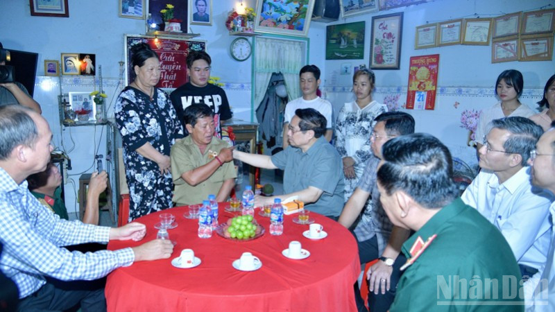 Thủ tướng Phạm Minh Chính thăm, tặng quà động viên gia đình ông Huỳnh Văn Anh. (Ảnh: Thanh Giang) ndo_br_d1-8582.jpg