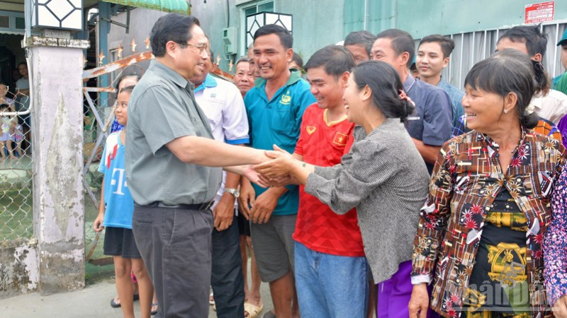 Thủ tướng Phạm Minh Chính thăm hỏi bà con nhân dân ở xã Bình Mỹ. (Ảnh: Thanh Giang) ndo_br_c6-8222.jpg