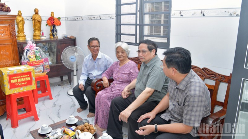 Thủ tướng Phạm Minh Chính tới thăm gia đình bà Nguyễn Thị Có, đối tượng người có công được hỗ trợ xoá nhà tạm nhà dột nát. (Ảnh: Thanh Giang) ndo_br_c5-3135.jpg