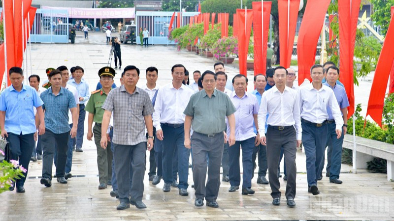 Thủ tướng Chính phủ Phạm Minh Chính và đoàn công tác tới dâng hương tại Nghĩa trang Liệt sĩ tỉnh An Giang. (Ảnh: Thanh Giang) ndo_br_c1-6873.jpg