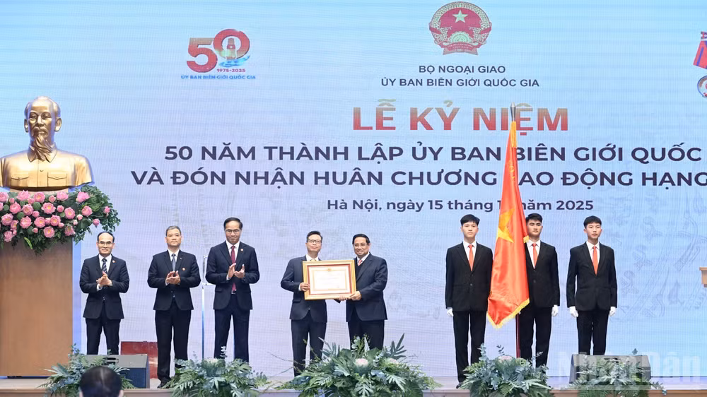 Thủ tướng Phạm Minh Chính trao Huân chương Lao động hạng Nhất tặng Ủy ban Biên giới quốc gia. (Ảnh: TRẦN HẢI)