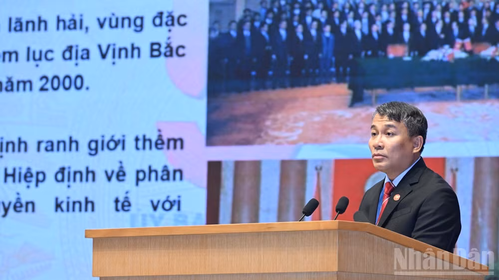 Thứ trưởng Thường trực Ngoại giao Nguyễn Minh Vũ phát biểu ý kiến tại Lễ kỷ niệm. (Ảnh: TRẦN HẢI)