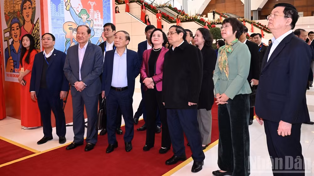 Thủ tướng Phạm Minh Chính và các đồng chí lãnh đạo đi kiểm tra công tác chuẩn bị cho Đại hội Thi đua yêu nước toàn quốc lần thứ XI. (Ảnh: TRẦN HẢI)