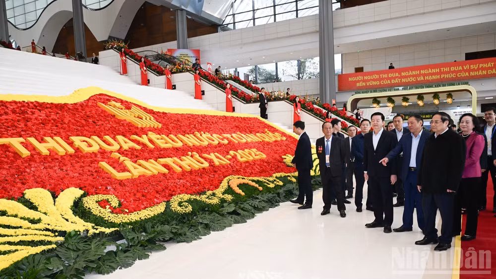 Thủ tướng Phạm Minh Chính đi kiểm tra các hạng mục tại Trung tâm Hội nghị quốc gia chuẩn bị cho Đại hội Thi đua yêu nước toàn quốc lần thứ XI. (Ảnh: TRẦN HẢI)