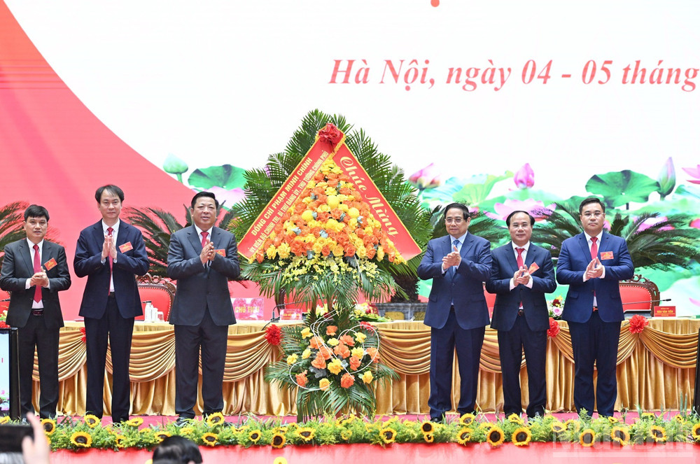 Bí thư Đảng ủy Chính phủ, Thủ tướng Chính phủ Phạm Minh Chính tặng hoa chúc mừng Đại hội đại biểu Đảng bộ Bộ Xây dựng lần thứ I, nhiệm kỳ 2025-2030. (Ảnh: TRẦN HẢI)
