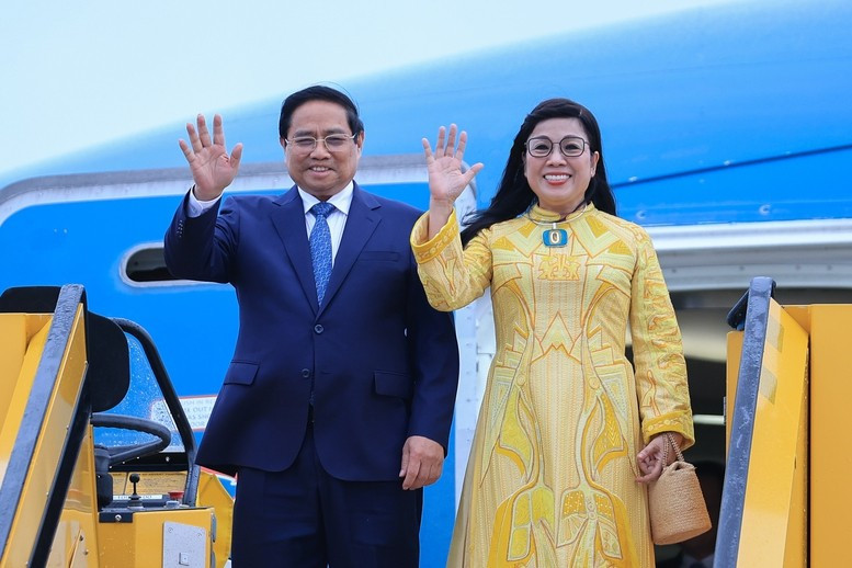 Thủ tướng Chính phủ Phạm Minh Chính và Phu nhân cùng đoàn đại biểu cấp cao Việt Nam đã tới sân bay quốc tế Arlanda ở Stockholm, bắt đầu thăm chính thức Vương quốc Thụy Điển - Ảnh: VGP/Nhật Bắc