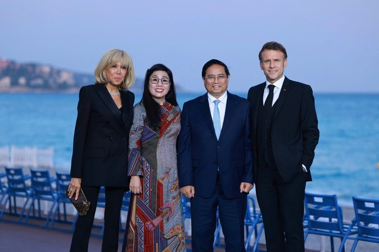 Tổng thống Pháp Emmanuel Macron và Phu nhân chào mừng Thủ tướng Phạm Minh Chính và Phu nhân tại tiệc chiêu đãi trọng thể . (Ảnh: VGP/Nhật Bắc) a3.jpg