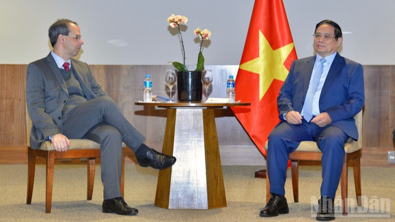 Thủ tướng Phạm Minh Chính tiếp lãnh đạo Tập đoàn Embraer. (Ảnh: THANH GIANG) ndo_br_b2-9502-7603.jpg