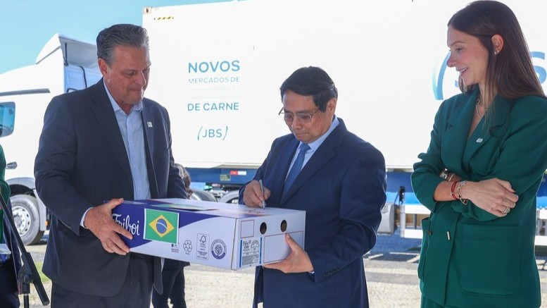 Thủ tướng Phạm Minh Chính ký tượng trưng sản phẩm thịt bò đầu tiên của Brazil xuất khẩu sang Việt Nam. ( Ảnh: VGP/Nhật Bắc) a3-6102.jpg