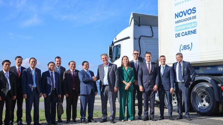 Thủ tướng Phạm Minh Chính cùng các đại biểu tại lễ chứng kiến container thịt bò đầu tiên của Brazil xuất khẩu sang Việt Nam. (Ảnh: VGP/Nhật Bắc) a4-9643.jpg