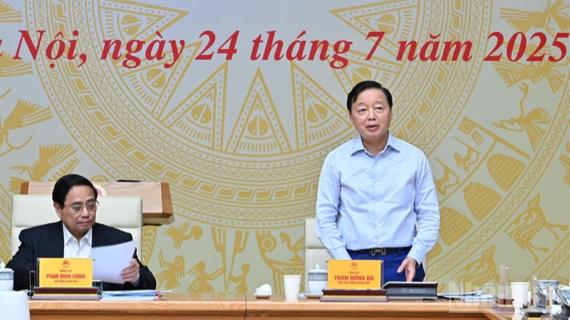 Phó Thủ tướng Chính phủ Trần Hồng Hà, Phó Trưởng ban Thường trực Ban Chỉ đạo Phòng thủ dân sự quốc gia phát biểu ý kiến tại phiên họp. (Ảnh: TRẦN HẢI) ndo_br_b7-835.jpg