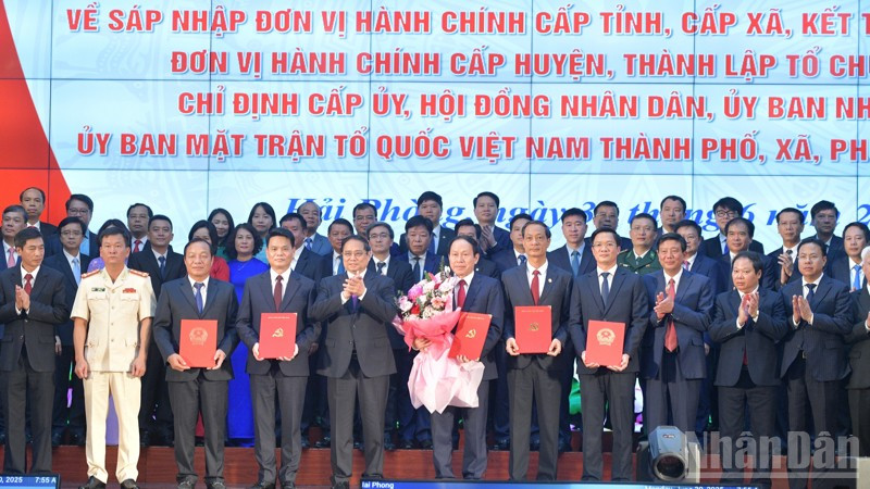 Thủ tướng Phạm Minh Chính chúc mừng lãnh đạo thành phố Hải Phòng (mới) nhận các Quyết định Trung ương. (Ảnh: THANH GIANG)