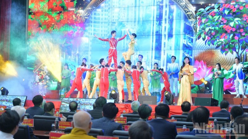 Một tiết mục văn nghệ được biểu diễn tại Lễ công bố. (Ảnh: THANH GIANG) ndo_br_ab4-3277.jpg