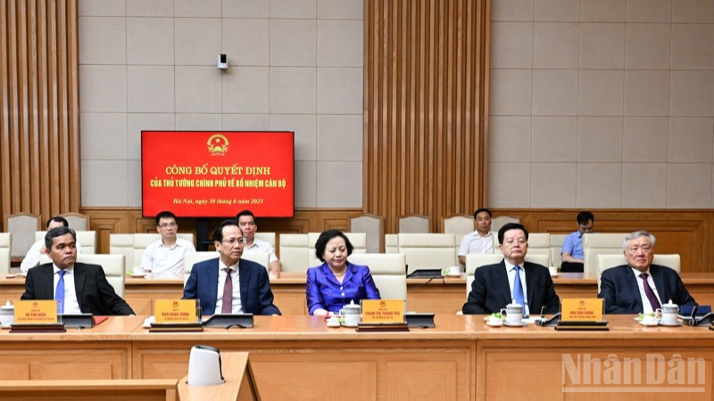 Các thành viên Chính phủ, đại biểu tham dự buổi lễ. Các thành viên Chính phủ, đại biểu tham dự buổi lễ.