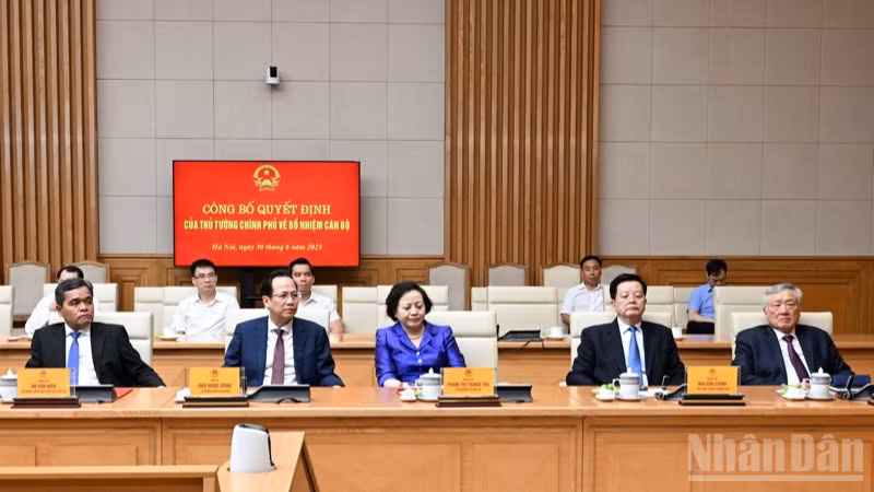 Các thành viên Chính phủ, đại biểu tham dự buổi lễ.