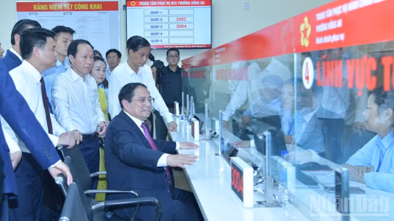 Thủ tướng Chính phủ Phạm Minh Chính thăm Trung tâm Phục vụ hành chính công phường Hồng An, thành phố Hải Phòng. (Ảnh: THANH GIANG)