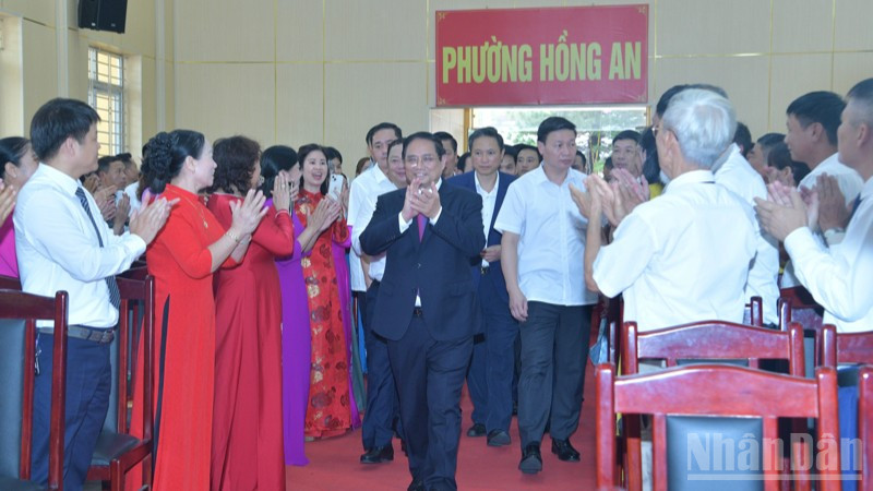 Thủ tướng Phạm Minh Chính tới thăm và nói chuyện với cán bộ, nhân dân phường Hồng An, Hải Phòng. (Ảnh: THANH GIANG) ndo_br_c2-1970.jpg