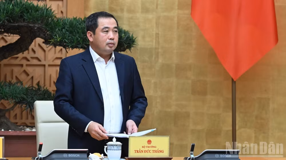 Bộ trưởng Nông nghiệp và Môi trường Trần Đức Thắng phát biểu ý kiến tại phiên họp. (Ảnh: Trần Hải)