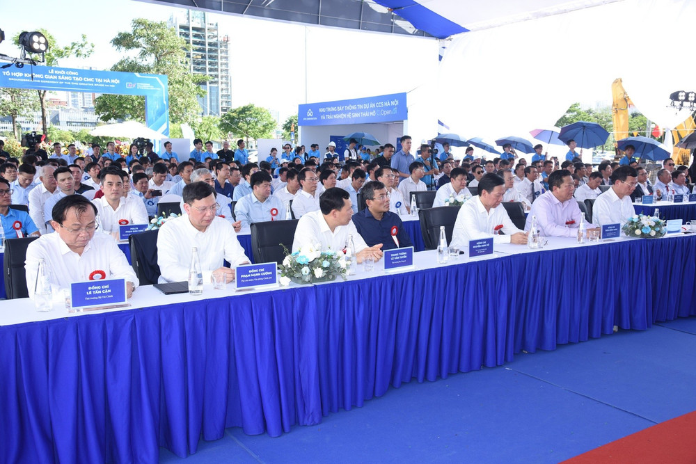 Các đồng chí lãnh đạo, đại biểu tham dự lễ khởi công (Ảnh: THANH GIANG). b5.jpg