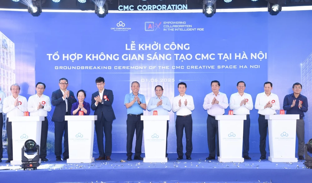 Thủ tướng Phạm Minh Chính và các đồng chí lãnh đạo thực hiện nghi thức khởi công tổ hợp (Ảnh: TRẦN HẢI). 
